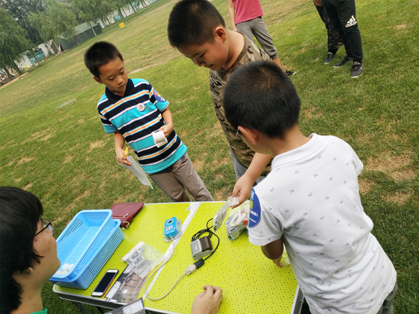 活動開始了 孩子們根據地圖指示依次找到各個點標