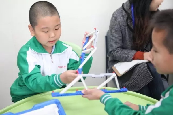 童程童美智能機器人編程課走進北京芳古園小學，和小朋友們一起感受拼插樂趣！