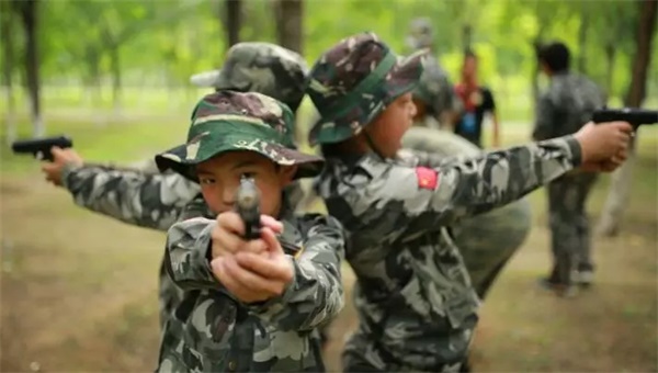 八一建軍節，有一群小小特種兵將會秘密集結……